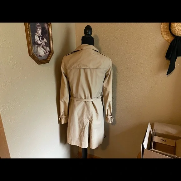 Tan Detective Style Gap Overcoat - Picture 4 of 4